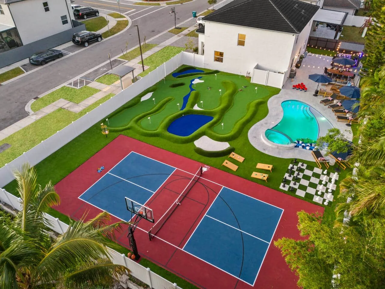 lynxresort Miami from above: pickleball and basketball court, mini golf course and pool