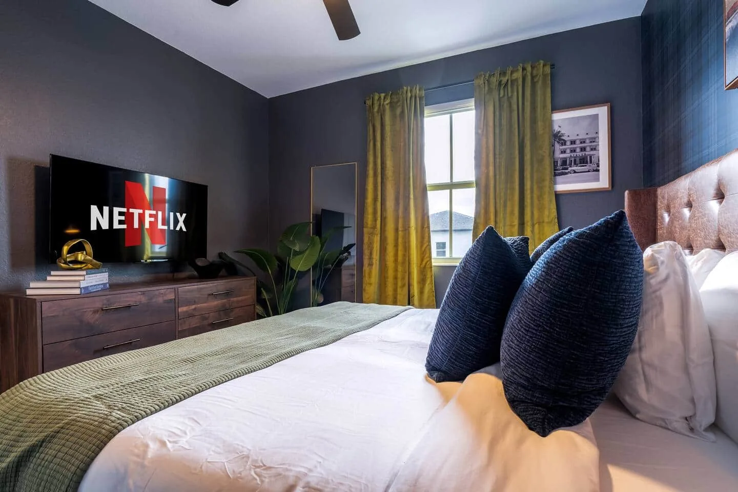 Bedroom 4 with smart TV
