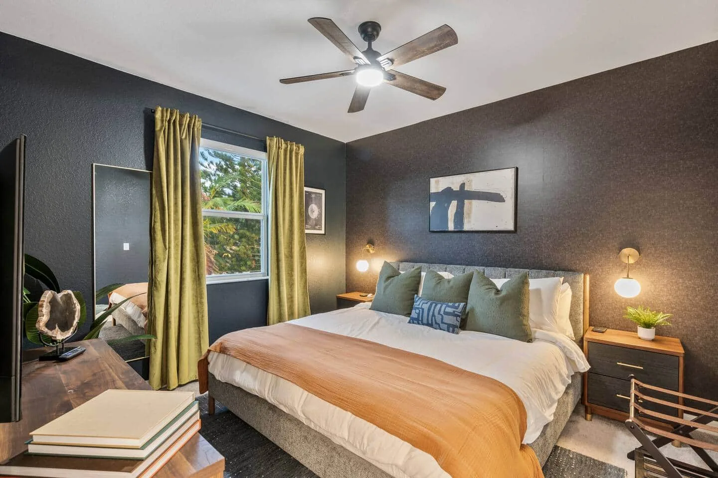 Bedroom 6, king bed