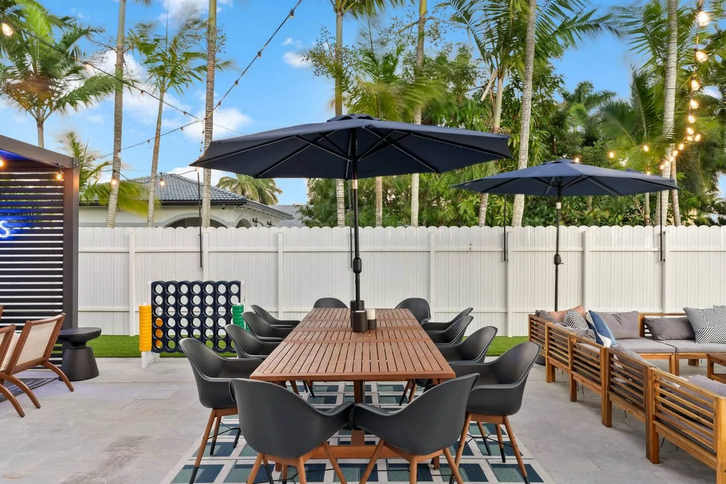 Outdoor Dining & Lounge