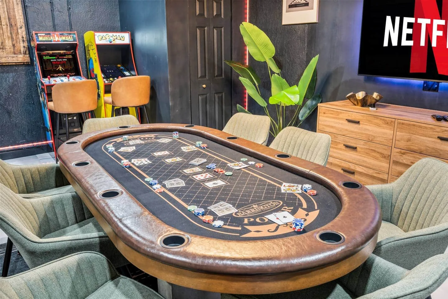 10-player poker table and arcade machines